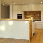 Küche mit weißem Stein